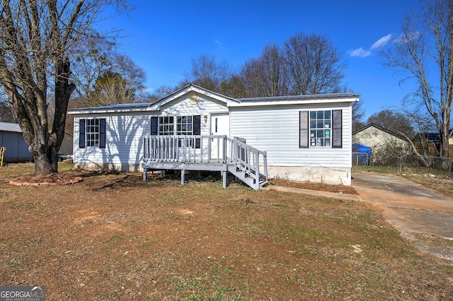 manufactured / mobile home with a front yard