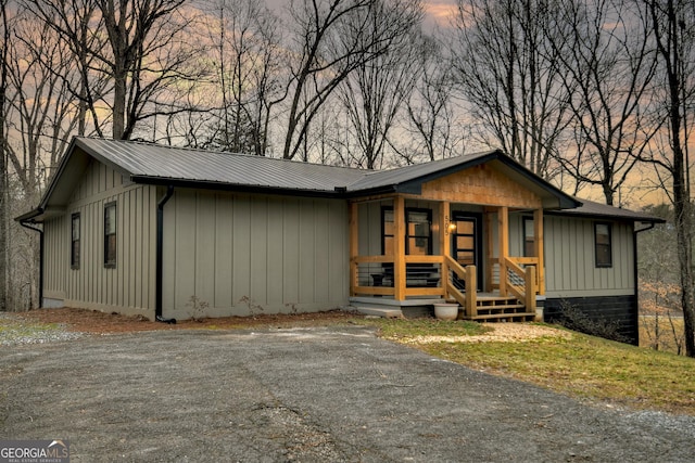 ranch-style home featuring a porch