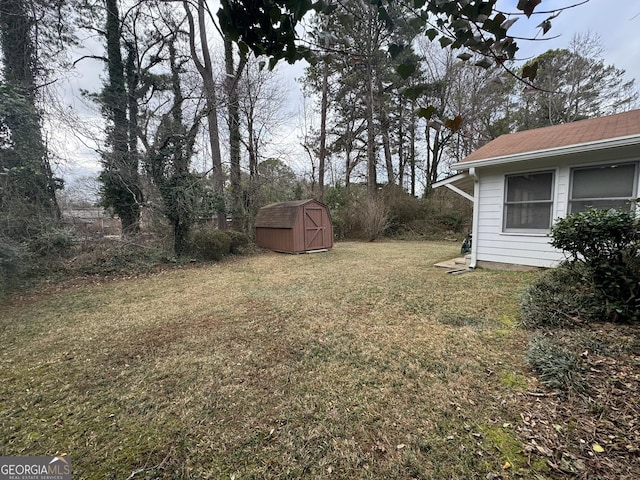 view of yard with a storage unit