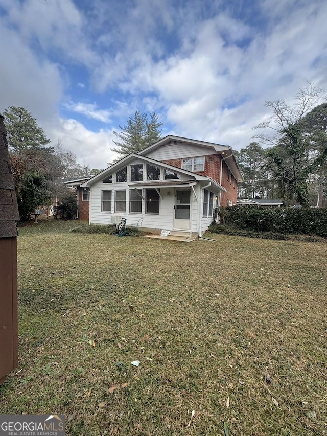 view of front of property with a front yard