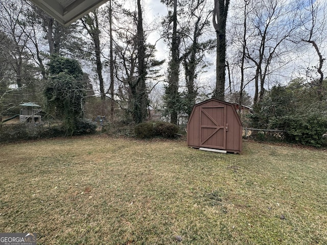 view of yard featuring a storage shed