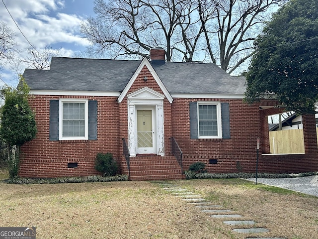 bungalow featuring a front yard