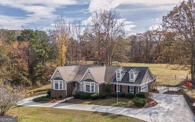 view of front of property featuring a front yard