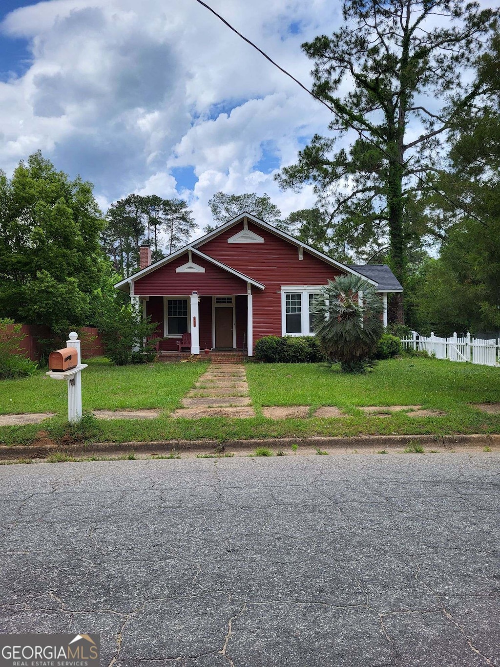 view of front facade with a front yard