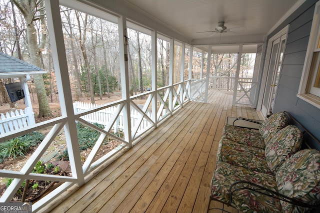 sunroom with ceiling fan