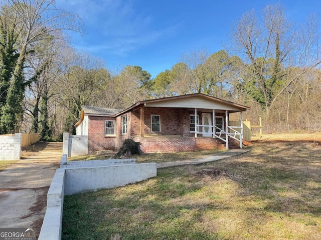 bungalow-style home featuring a front lawn and a porch