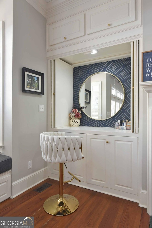 interior details with hardwood / wood-style floors