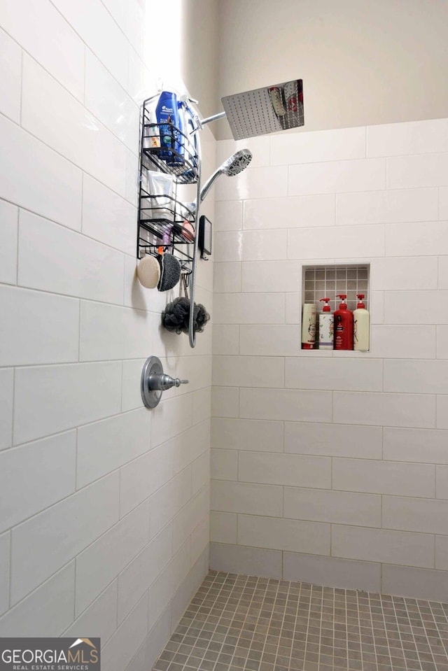 bathroom featuring a tile shower