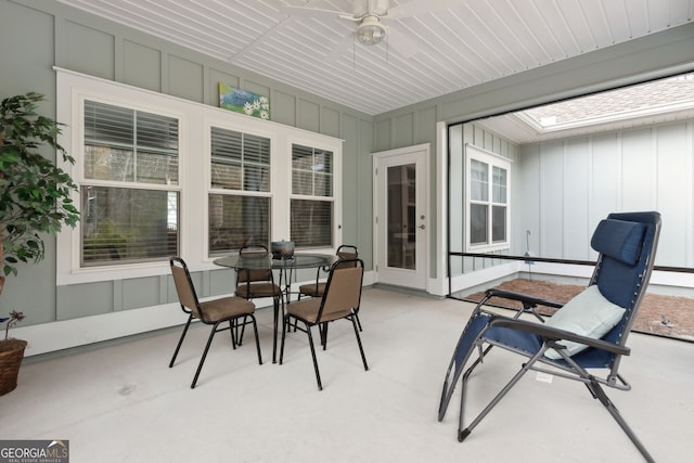 sunroom with ceiling fan