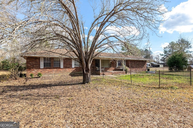 ranch-style home featuring a front lawn