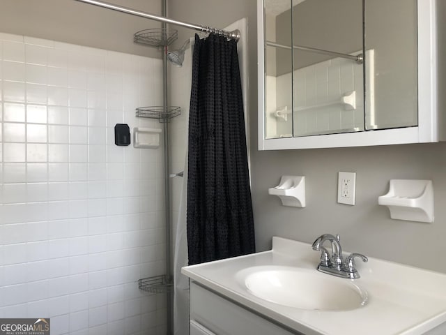 bathroom with a shower with curtain and vanity