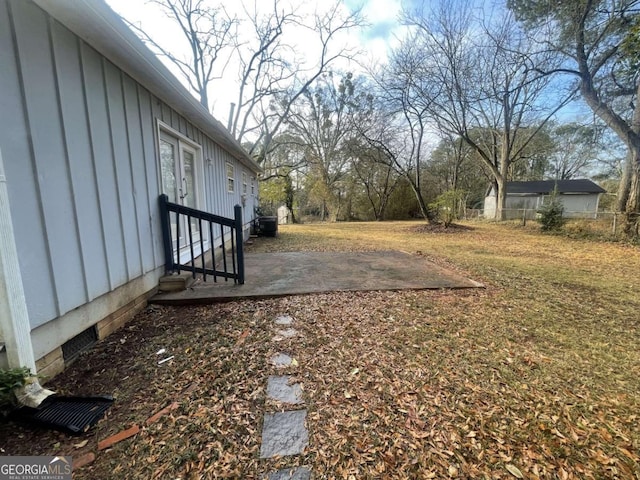 view of yard featuring a patio