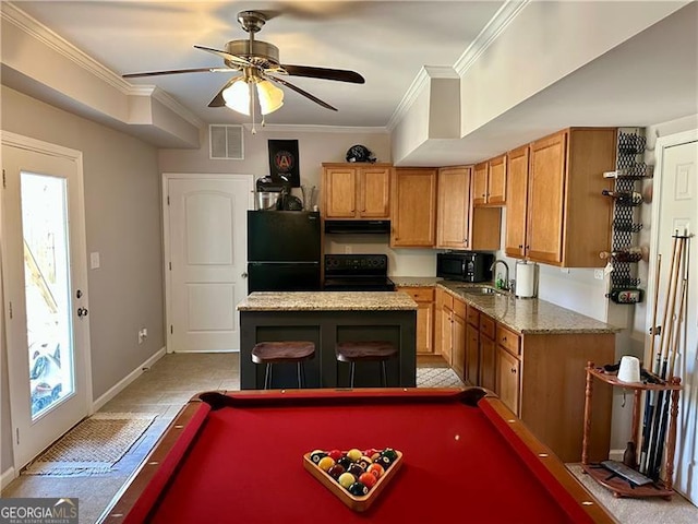 playroom with ceiling fan, ornamental molding, sink, and billiards