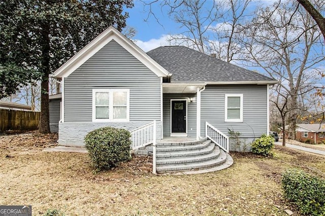 view of front of home featuring a front yard