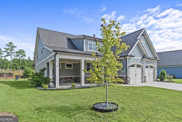 view of front of property featuring a front lawn