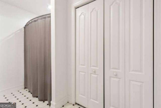 bathroom featuring a shower with shower curtain