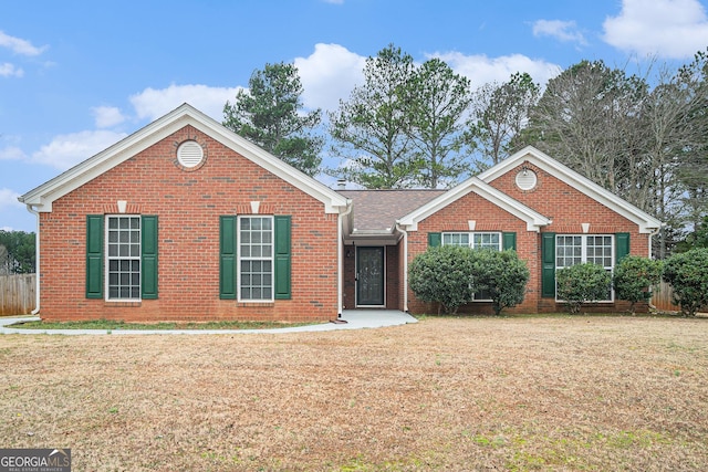 ranch-style home featuring a front lawn