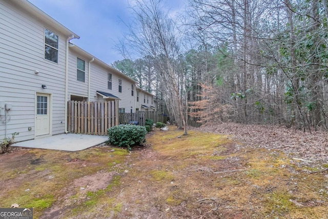 view of yard featuring a patio area