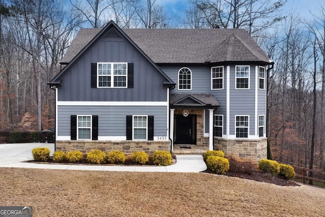 view of front facade with a front lawn