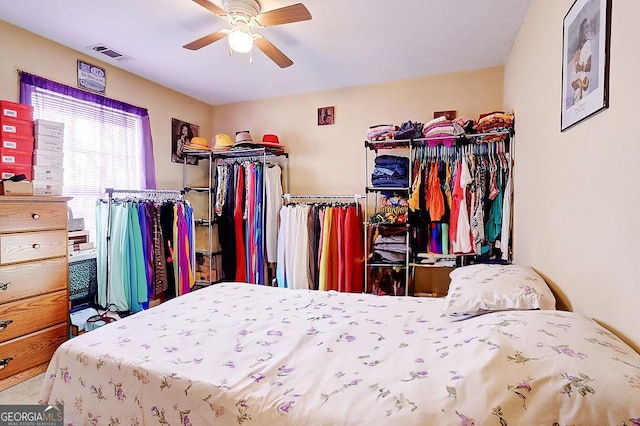 bedroom with ceiling fan