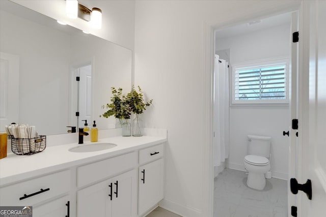 bathroom featuring a shower with curtain, vanity, and toilet