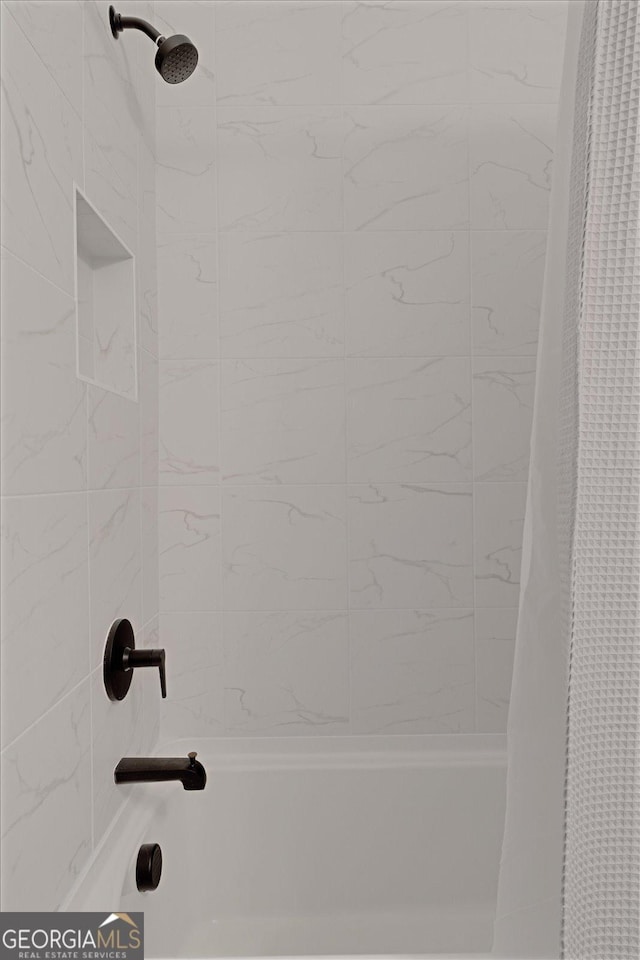 details with shower / bathtub combination with curtain