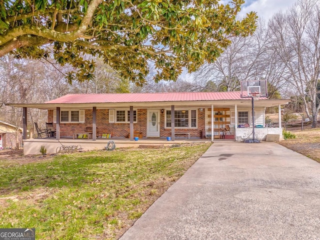 ranch-style house featuring a porch and a front yard