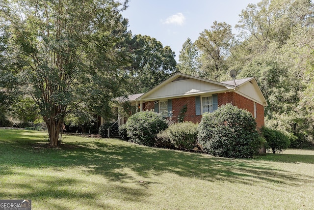 view of side of property featuring a lawn