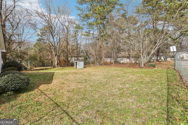 view of yard featuring a storage unit