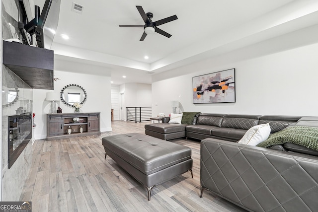 living room with recessed lighting, a ceiling fan, visible vents, light wood-style flooring, and baseboards