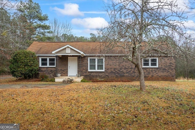 ranch-style home featuring a front yard