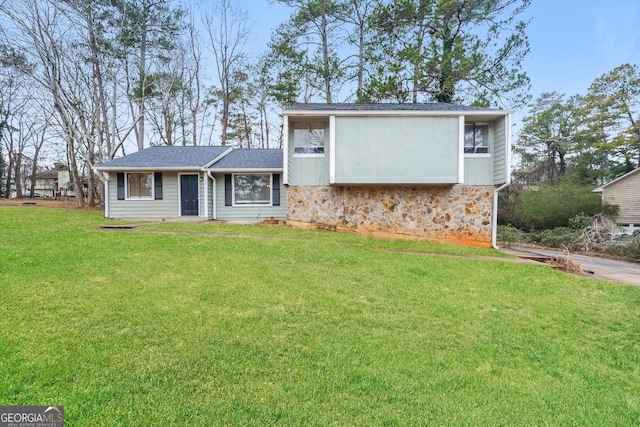 tri-level home featuring a front yard