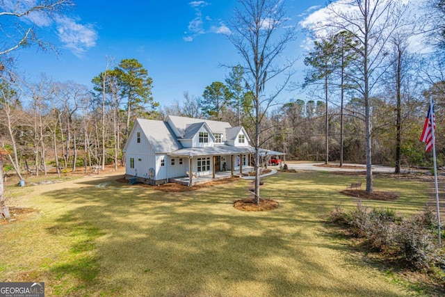 view of front facade featuring a front yard and a porch