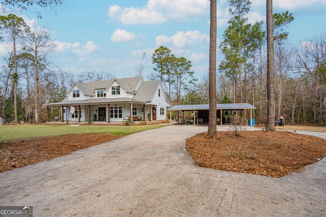 farmhouse inspired home with a front lawn, a carport, and covered porch