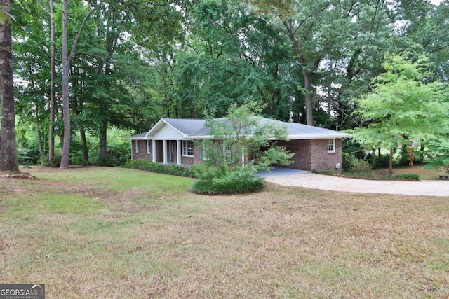 ranch-style house featuring a front yard