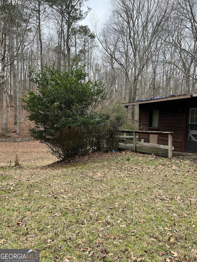 view of yard featuring a hot tub