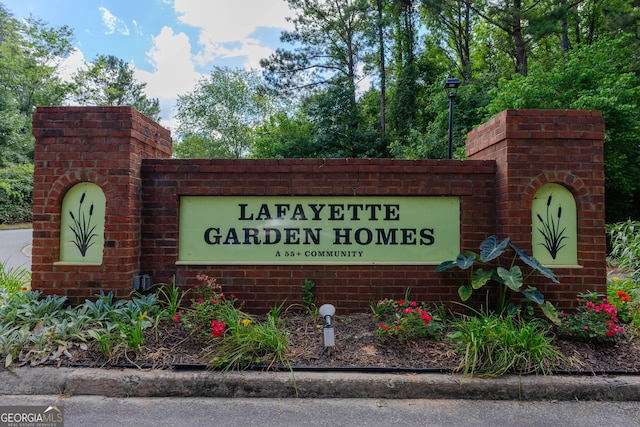 view of community / neighborhood sign