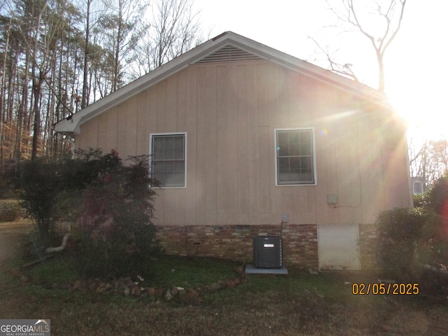 view of home's exterior with cooling unit