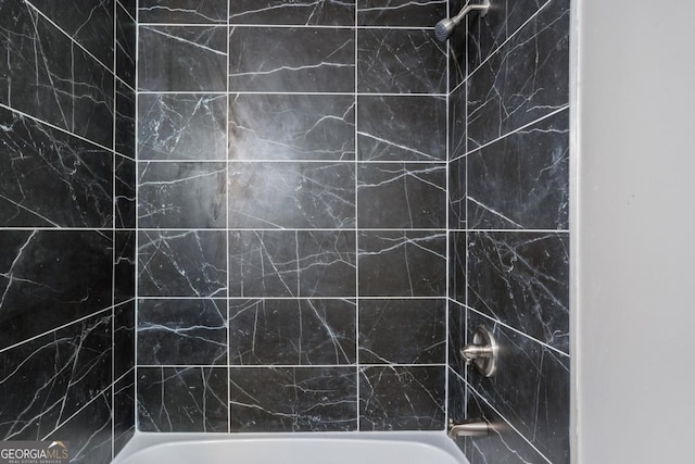 bathroom featuring tiled shower / bath combo