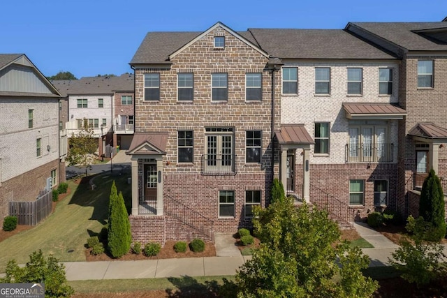 view of front of property featuring a front yard