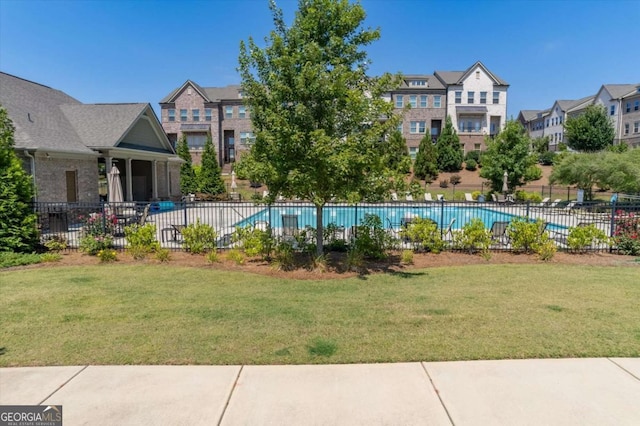 view of swimming pool featuring a yard