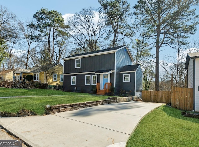 view of front of house featuring a front yard