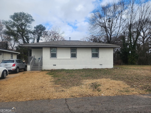 view of front of house with covered porch and a front lawn