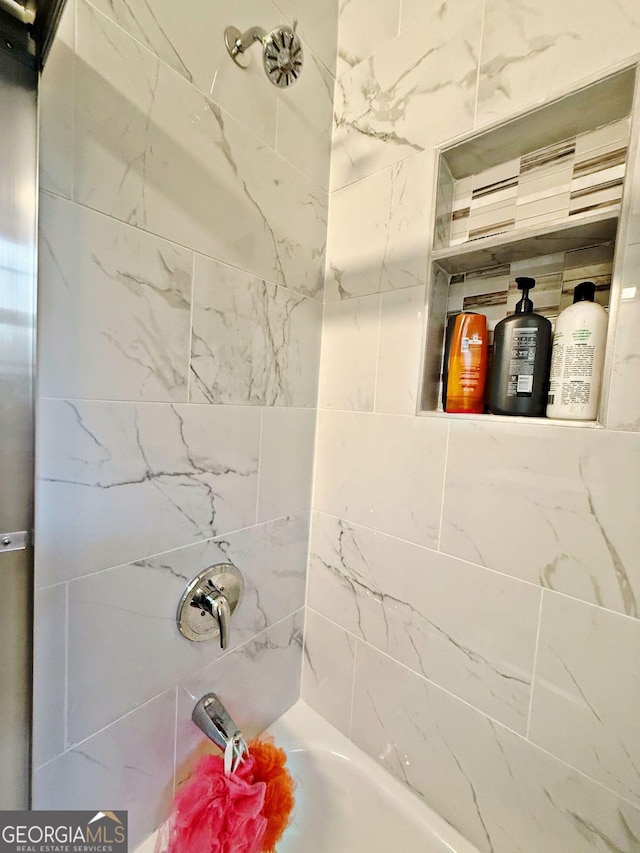 bathroom with tiled shower / bath