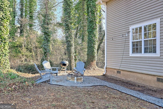 view of yard featuring a fire pit