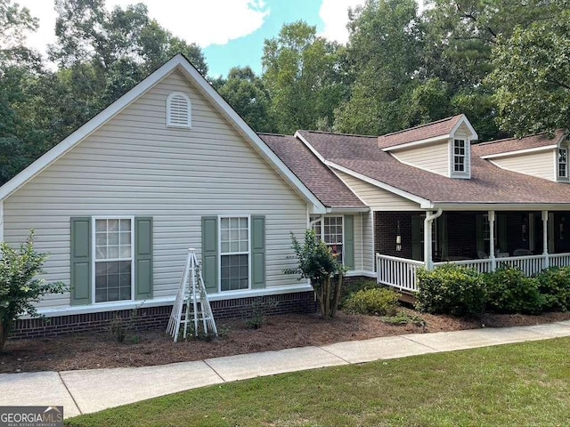 view of front of home with a front yard and covered porch