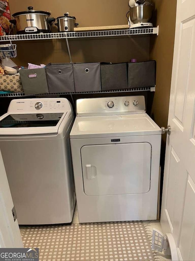 laundry room with washing machine and dryer