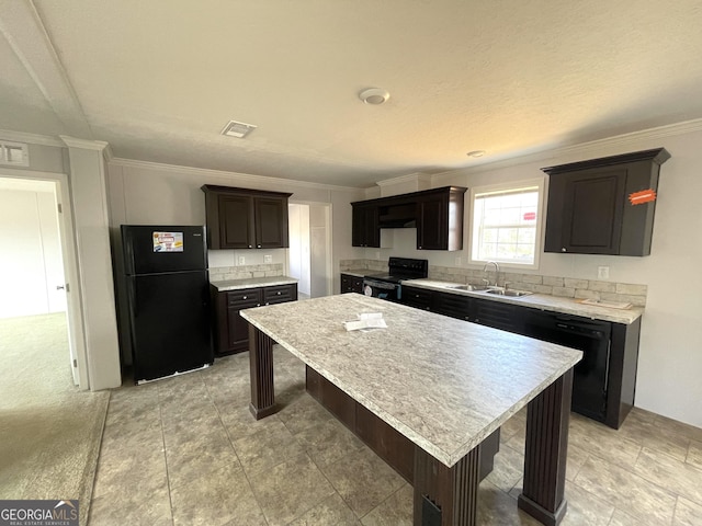 kitchen featuring sink, crown molding, a breakfast bar area, a center island, and black appliances