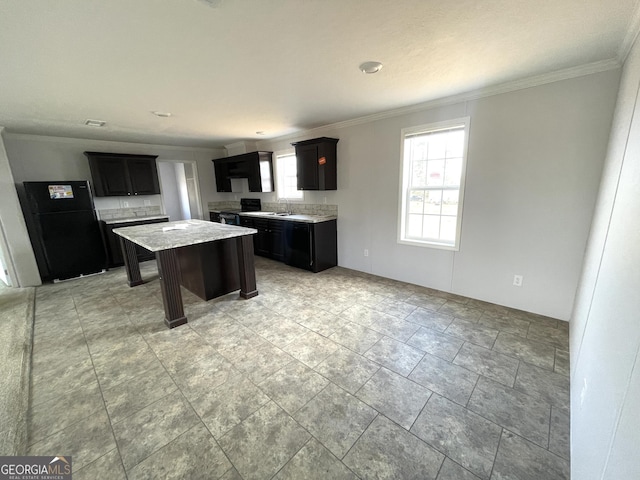 kitchen featuring ornamental molding, a kitchen island, sink, and a breakfast bar area