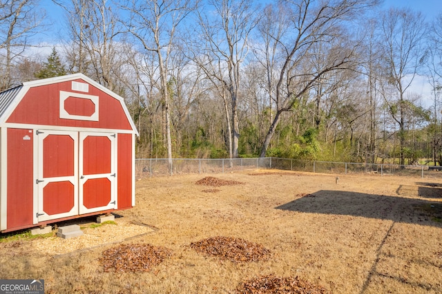 view of yard with a storage shed